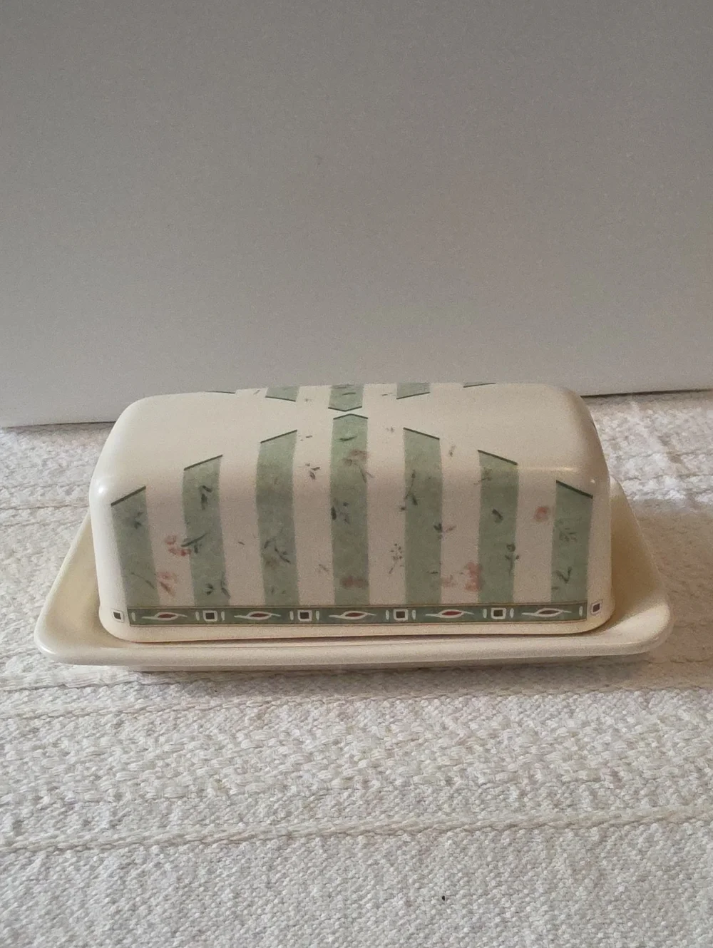 Vintage Pfaltzgraff Naturewood 1/4 lb Covered Butter Dish.